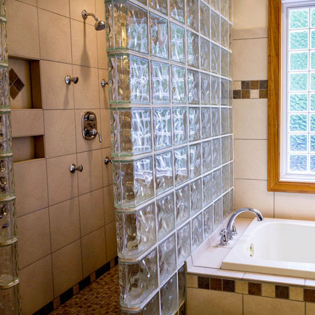 Briques collées et blocs de verres dans salle de bain Briques collées et blocs de verres dans salle de bain après installation